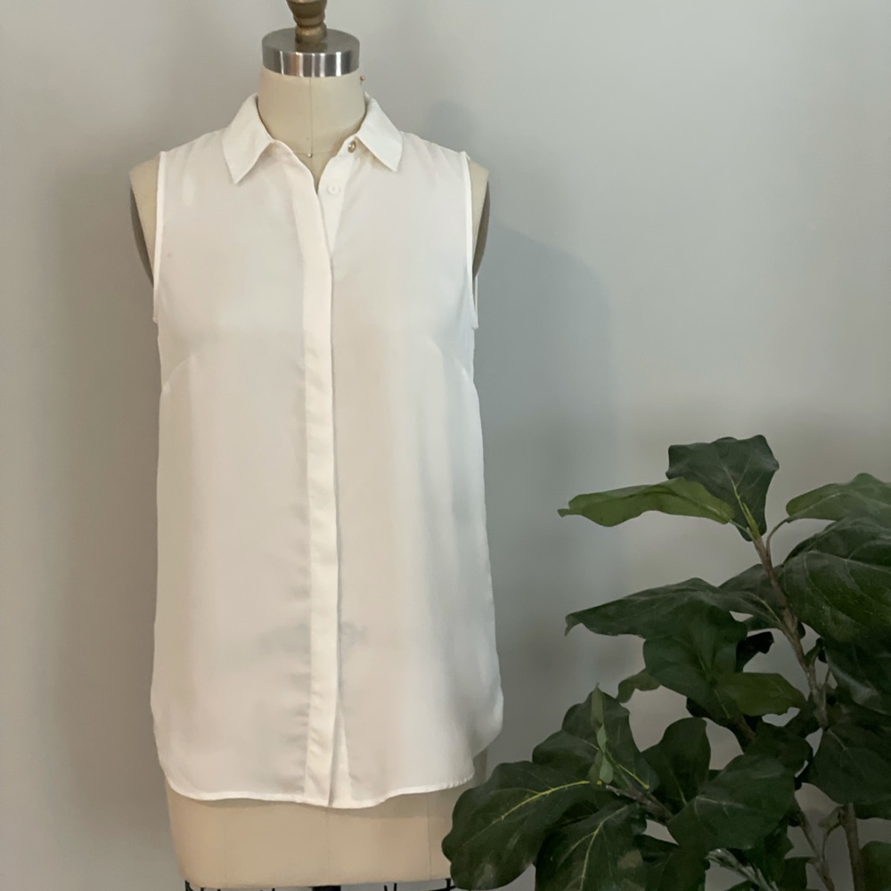 SALE‼️ Off white button down sleeveless shirt